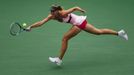 Ruská tenistka Maria Šarapovová odráží míček na Francouzku Marion Bartoliovou ve čtvrtfinále US Open 2012.