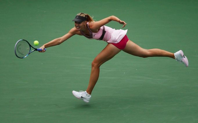 Ruská tenistka Maria Šarapovová odráží míček na Francouzku Marion Bartoliovou ve čtvrtfinále US Open 2012.