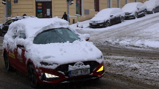 S takto zasněženým autem nevyjíždějte, ohrožujete sebe i ostatní, ilustrační foto.