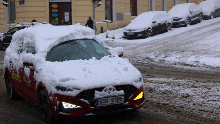 Vypadá takhle vaše auto? Za sníh na registrační značce můžete přijít i o řidičák