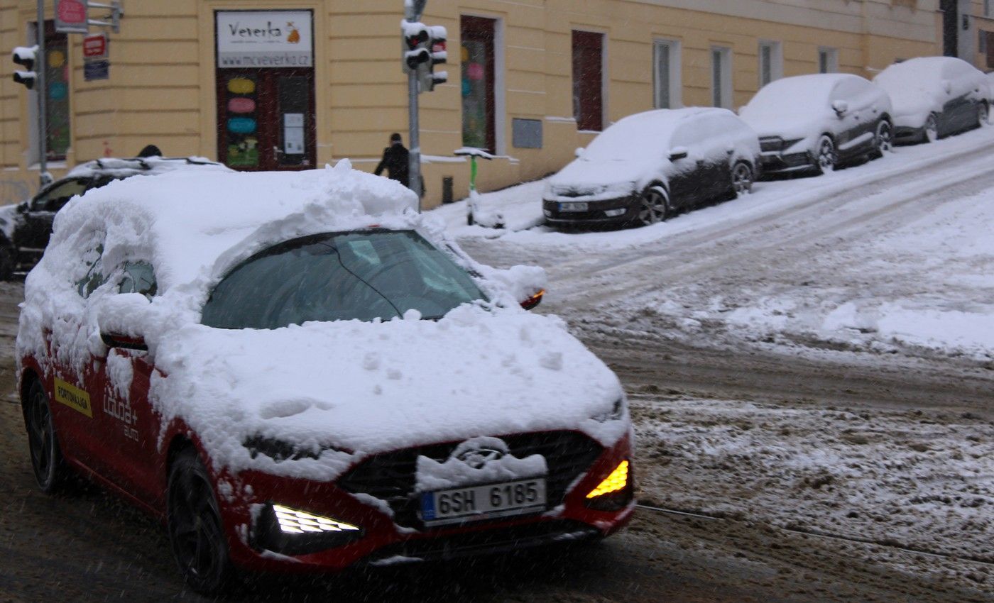 zasněžené auto