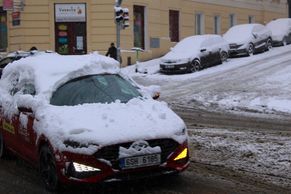 Vypadá takhle vaše auto? Za sníh na registrační značce můžete přijít i o řidičák