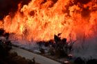 Požáry se na jihu Kalifornie, která je nejlidnatějším státem USA, šíří už týden.