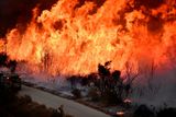 Požáry se na jihu Kalifornie, která je nejlidnatějším státem USA, šíří už týden.
