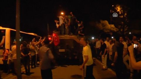 V Istanbulu obsadili lidé tank a vyhnali z něj vojáky