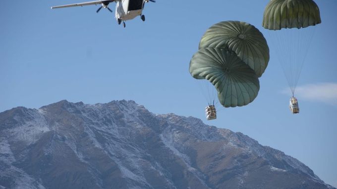 Blackwater v akci. Letoun agentrury CASA 212 shazuje zásoby americkým jednotkám v Afghánistánu.
