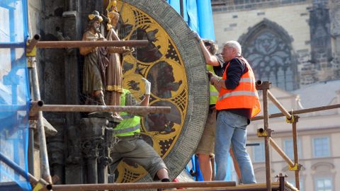 Pražský orloj se zastavil. Dělníci demontovali kalendárium