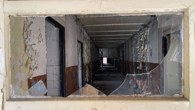 Na Zelené Hoře je stále spousta budov, které patřily ke zdejšímu pracovnímu lágru. Nahlédnout je možné třeba do jednoho z nízkých baráků, kde "pétépáci" bydleli.