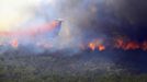 An aircraft drops fire retardant over the Wood Hollow fire, north of Fairview, Utah, June 26, 2012. More than 500 structures have been threatened by the Wood Hollow fire, forcing up to 1,500 people from homes. REUTERS/George Frey (UNITED STATES - Tags: ENVIRONMENT DISASTER) Published: Čer. 26, 2012, 9:29 odp.