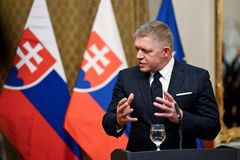 Fico na cestě z Bruselu do Moskvy. Jak Směr žongluje s ohněm