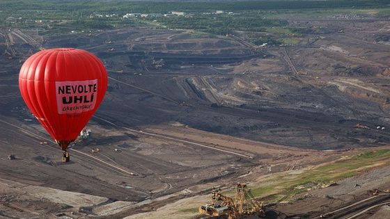 Greenpeace letí nad doly