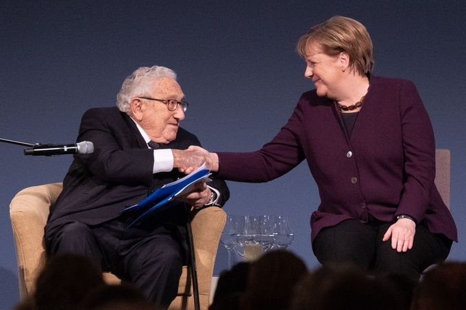 Henry Kissinger s tehdejší německou kancléřkou Angelou Merklovou při předávání ceny Henryho A. Kissingera na zámku Charlottenburg v Berlíně, 21. ledna 2020.
