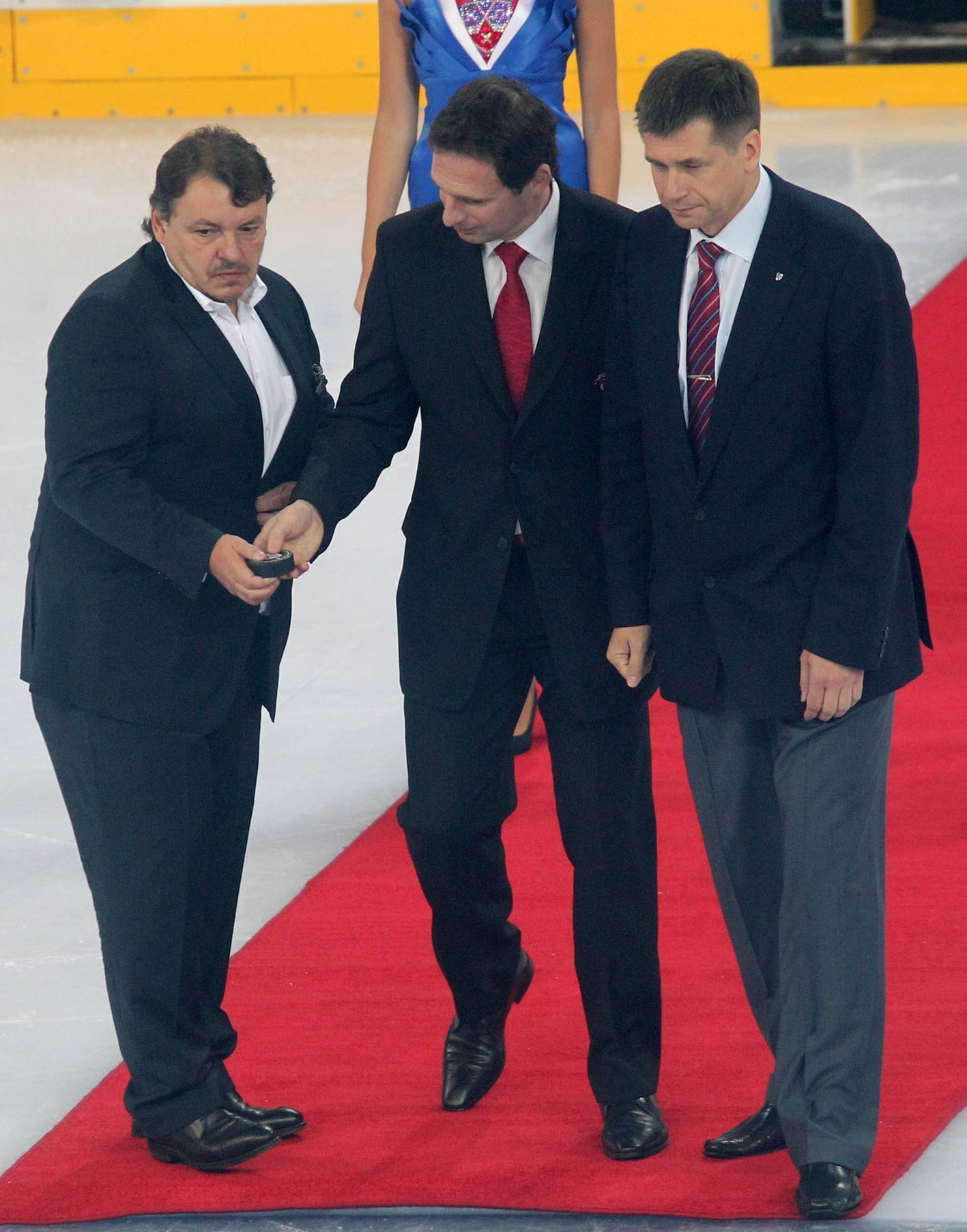Hokejové vedení klubu HC Lev Praha v utkání KHL 2012/13 s Dinamem Riga .