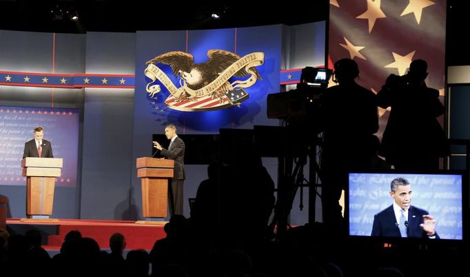 U.S. President Barack Obama answers a question as Republican presidential nominee Mitt Romney (L) listens during the first presidential debate in Denver October 3, 2012. REUTERS/Larry Rubenstein (UNITED STATES - Tags: POLITICS ELECTIONS USA PRESIDENTIAL ELECTION) Published: Říj. 4, 2012, 2:31 dop.