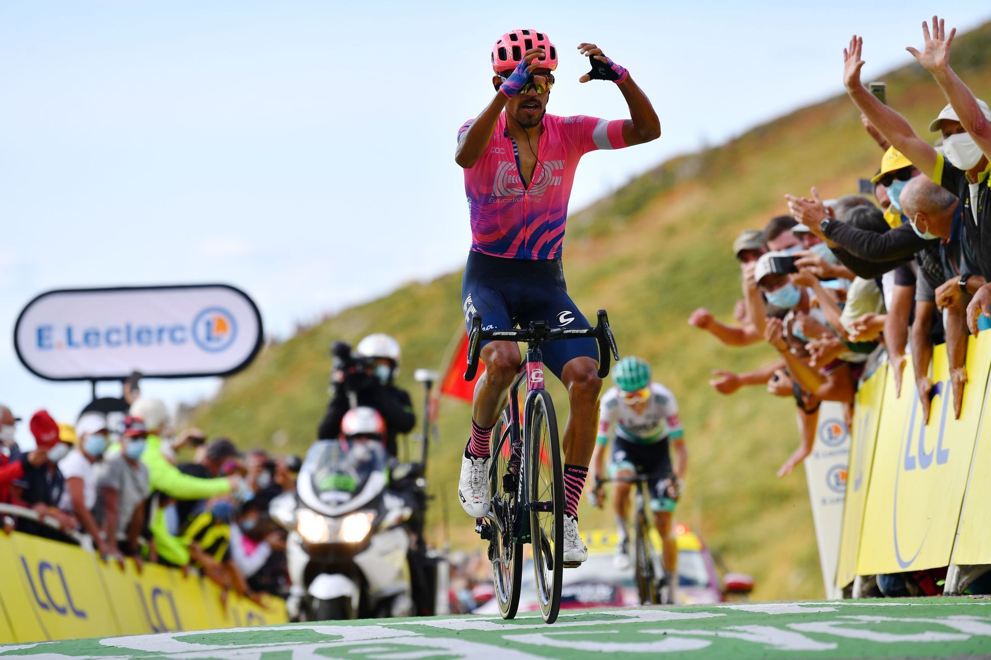 13. etapa Tour de France 2020: Daniel Felipe Martínez při dojezdu do cíle
