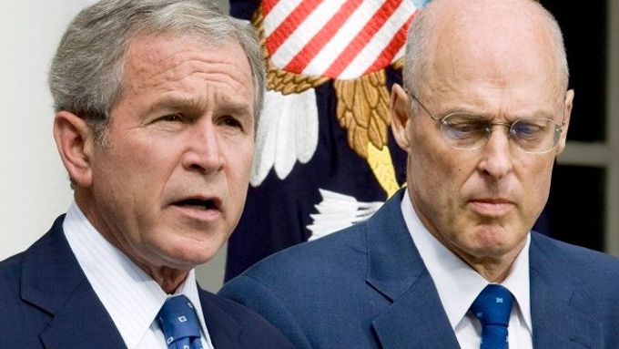 George Bush a Henry Paulson zákon o pomoci finančním institucím podporovali.