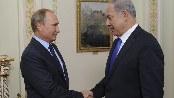 Vladimit Putin s Benjaminem Netanjahuem na schůzce v Moskvě.