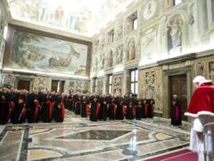 Benedikt XVI. naposledy hovoří ke kardinálům.