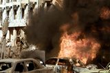 Zbraně hromadného ničení, kterými Američané odůvodňovali invazi, nenašli. Odpůrci nové irácké vlády ale brzy začali s terorem a ozbrojeným odporem. 19. srpna zemřel při sebevražedném atentátu velvyslanec OSN v Iráku, Brazilec Sergio Vieita de Mello. Sebevražedné atentáty a střelby byly v Bagdádu a dalších městech brzy na denním pořádku. 

Následky výbuchu před sídlem OSN v hotelu Canal ve východním Bagdádu při kterém zemřelo několik lidí. Na následky zranění zahynul i zvláštní zástupce OSN pro Irák Sergio Vieira de Mello. 19. 8. 2003
