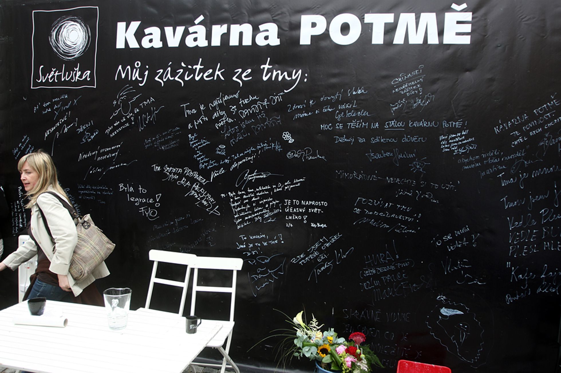 Otevření kavárny Potmě