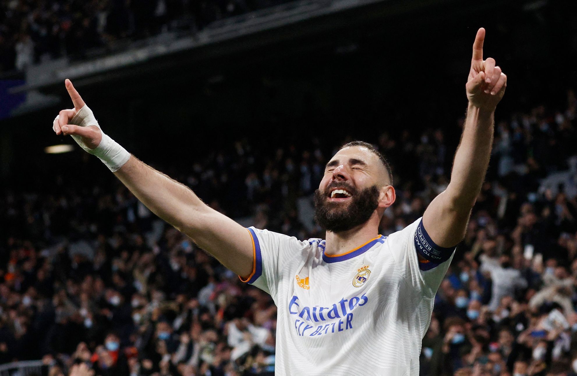 Karim Benzema slaví branku Realu v osmifinále Ligy mistrů s PSG