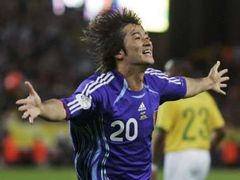 Japonský útočník Keidži Tamada se raduje z gólu, který dal Brazilcům.