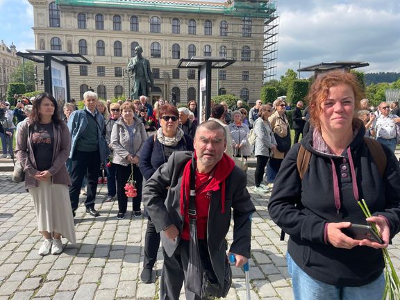 Před Rudolfinem stála fronta, v jejímž čele byla paní Romana z Tanvaldu, která vstávala před pátou ráno. Za ní stál pan Jirka, který chodí jen s velkými obtížemi.