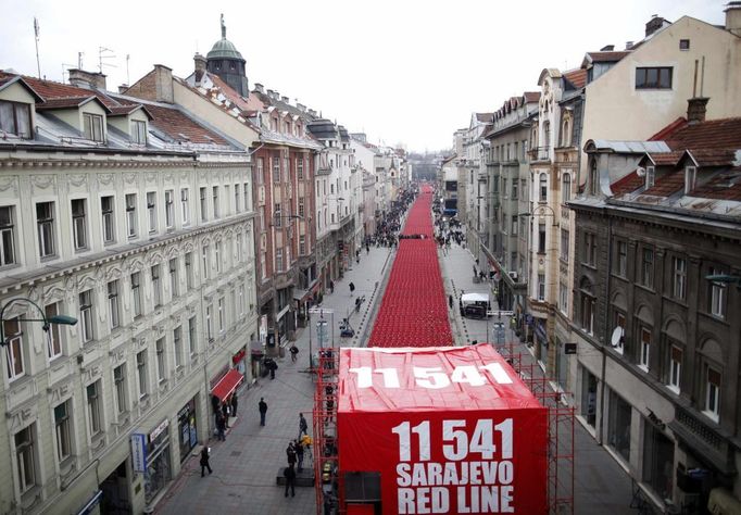 11 451 židlí rozestavili Sarajevané na Titotu ulici v Sarajevu. Přesně tolik lidí přišlo ve válce v letech 1992 až 1995 ve městě o život.