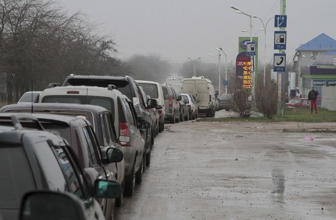 Fronta u čerpací stanice v Jevpatoriji na Krymu.