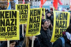Vídní prošel pochod proti prezidentskému kandidátovi Hoferovi. Stovka lidí zablokovala dopravu