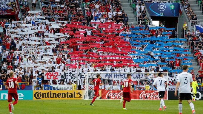 Transparent, který visel v českém kotli po většinu zápasu, může mít u UEFA přísnou dohru
