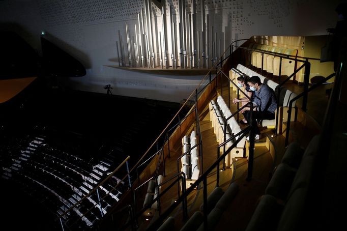 Koncert sledovali jen dva zaměstnanci v rouškách.