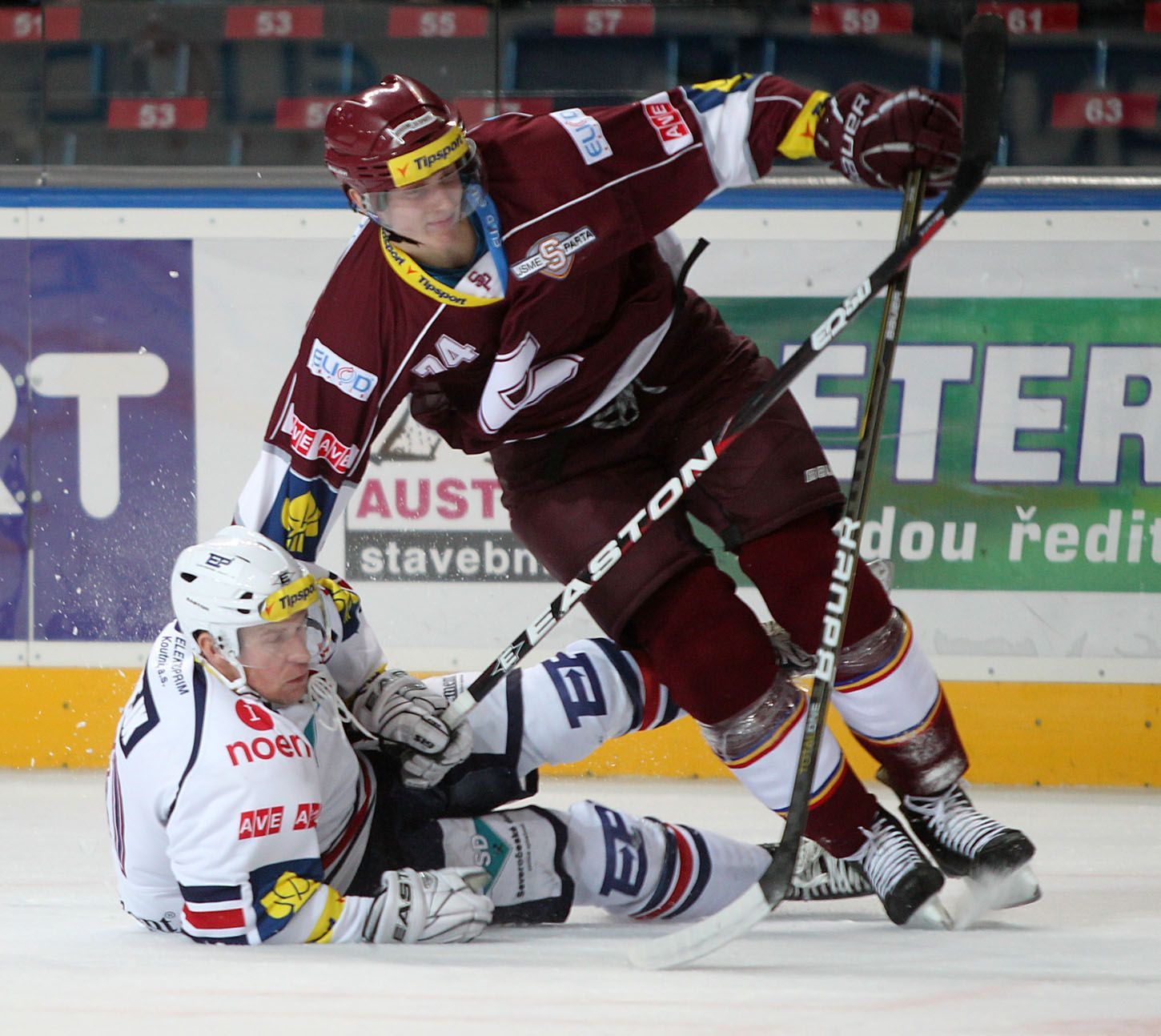 Hokejista Chomutova v souboji s Danielem Přibylem v utkání 16. kola Tipsport extraligy 2012/13 proti Spartě Praha.