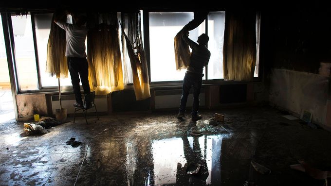 Úklid po požáru v jeruzalémské škole.