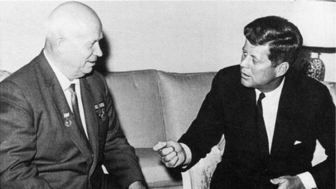 Nikita Chruščov a John Fitzgerald Kennedy, protagonisté Karibské krize v roce 1962.