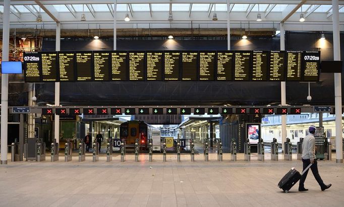 London Bridge Station. Bouře zrušila odjezdy všech vlaků.