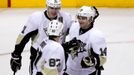 NHL, Pittsburgh Penguin: Sidney Crosby (87), Jevgenij Malkin a Chris Kunitz (vpravo)