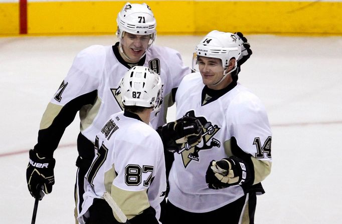 NHL, Pittsburgh Penguin: Sidney Crosby (87), Jevgenij Malkin a Chris Kunitz (vpravo)