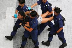 Policie v Hongkongu vytlačila aktivisty z vládního komplexu
