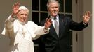 První muž katolické církve a první muž světa. Papež Benedikt XVI. žehnající, Bush mávající.