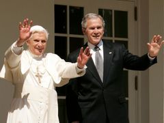 Dobré vztahy s USA. Bush papežovi uspořádal oslavu narozenin.
