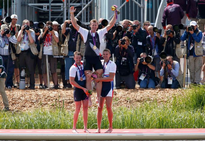 Český veslař Ondřej Synek (vpravo) slaví stříbro na OH 2012 v Londýně. Vlevo je bronzový Brit Alan Campbell a uprostřed zlatý Novozélanďan Mahe Drysdale.