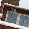 Po kalamitě přišlo oteplení. A těžký sníh padá ze střech