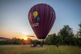 Každý balón během letu doprovází servisní vozidlo, na které se balón po přistání naloží.