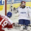 Český útočník Radim Vrbata překonává italského gólmana Günthera Hella.