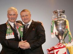 Šéfové polského a ukrajinského fotbalu Michal Listkiewicz a Grigorij Surkis pózují s trofejí UEFA poté, co jejich země byly vybrány jako pořadatelé Eura 2012.