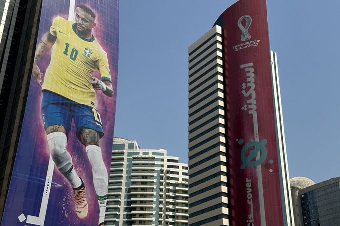 Portrét brazilské hvězdy Neymara na jednom z věžáků v Dauhá