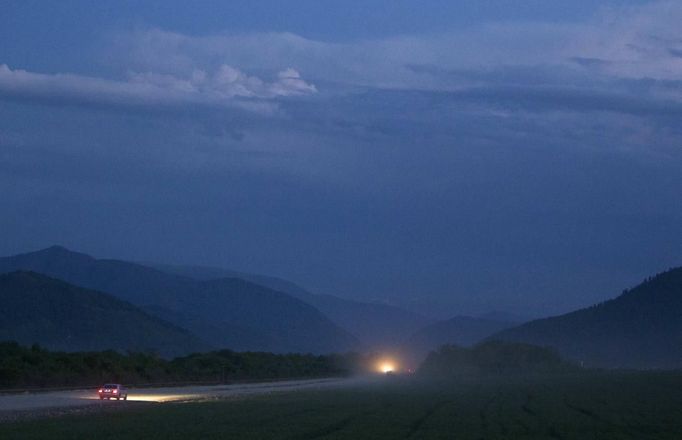 Cars drive along the road outside Chiri-Yurt, the village where the Tsarnaev family has it's roots, in Chechnya, Russia April 29, 2013. The naming of two Chechens, Dzhokhar and Tamerlan Tsarnaev, as suspects in the Boston Marathon bombings has put Chechnya - the former site of a bloody separatist insurgency - back on the world's front pages. Chechnya appears almost miraculously reborn. The streets have been rebuilt. Walls riddled with bullet holes are long gone. New high rise buildings soar into the sky. Spotless playgrounds are packed with children. A giant marble mosque glimmers in the night. Yet, scratch the surface and the miracle is less impressive than it seems. Behind closed doors, people speak of a warped and oppressive place, run by a Kremlin-imposed leader through fear. Picture taken April 29, 2013. REUTERS/Maxim Shemetov (RUSSIA - Tags: SOCIETY POLITICS RELIGION TRANSPORT) ATTENTION EDITORS: PICTURE 40 OF 40 FOR PACKAGE 'INSIDE MODERN CHECHNYA'. SEARCH 'REBUILDING CHECHNYA' FOR ALL IMAGES Published: Kvě. 1, 2013, 8:30 dop.