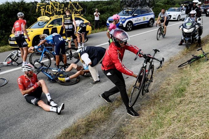 Tomasz Marczynski padá ve 4. etapě na Tour de France 2018