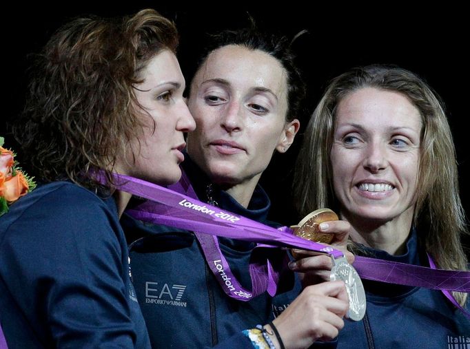 Olympijské medailistky v šermu - Italky: zlatá Elisa Di Francisca, stříbrná Arianna Errigo a bronzová Valentina Vezzali na OH 2012 v Londýně.